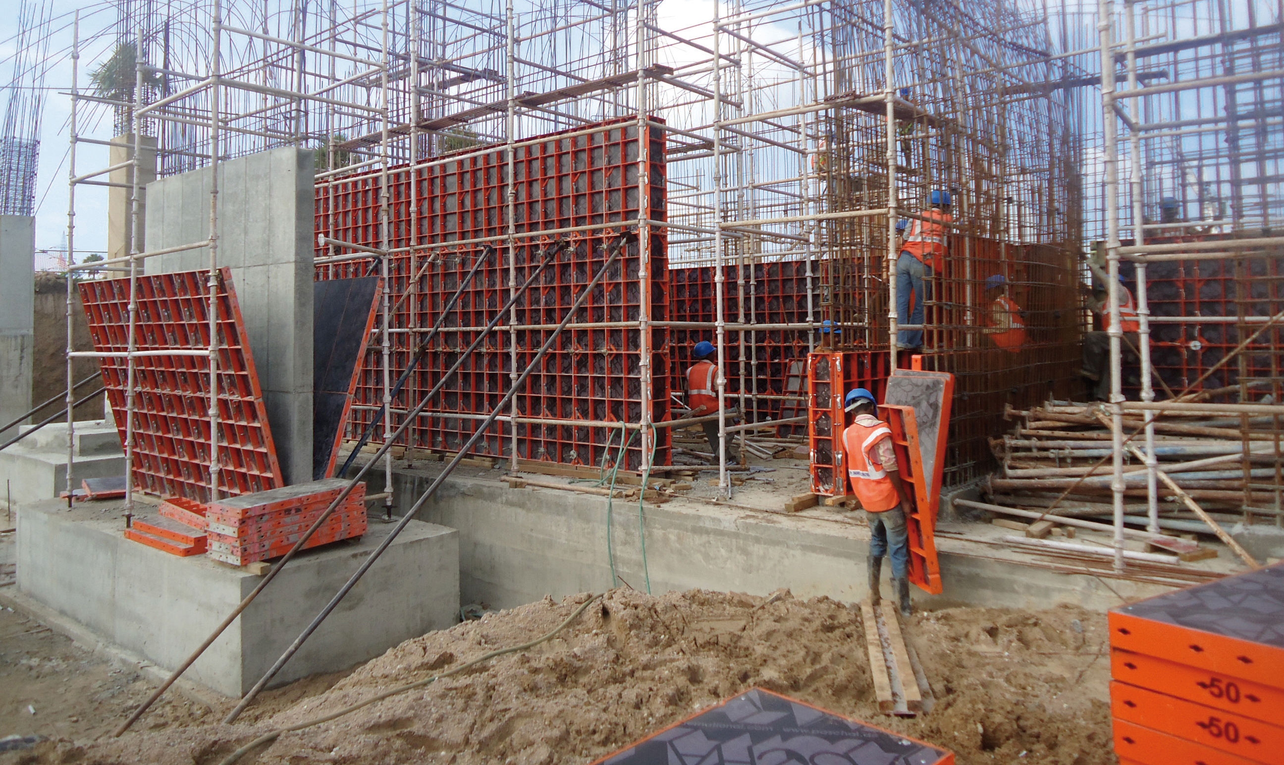 Modular universal formwork in use